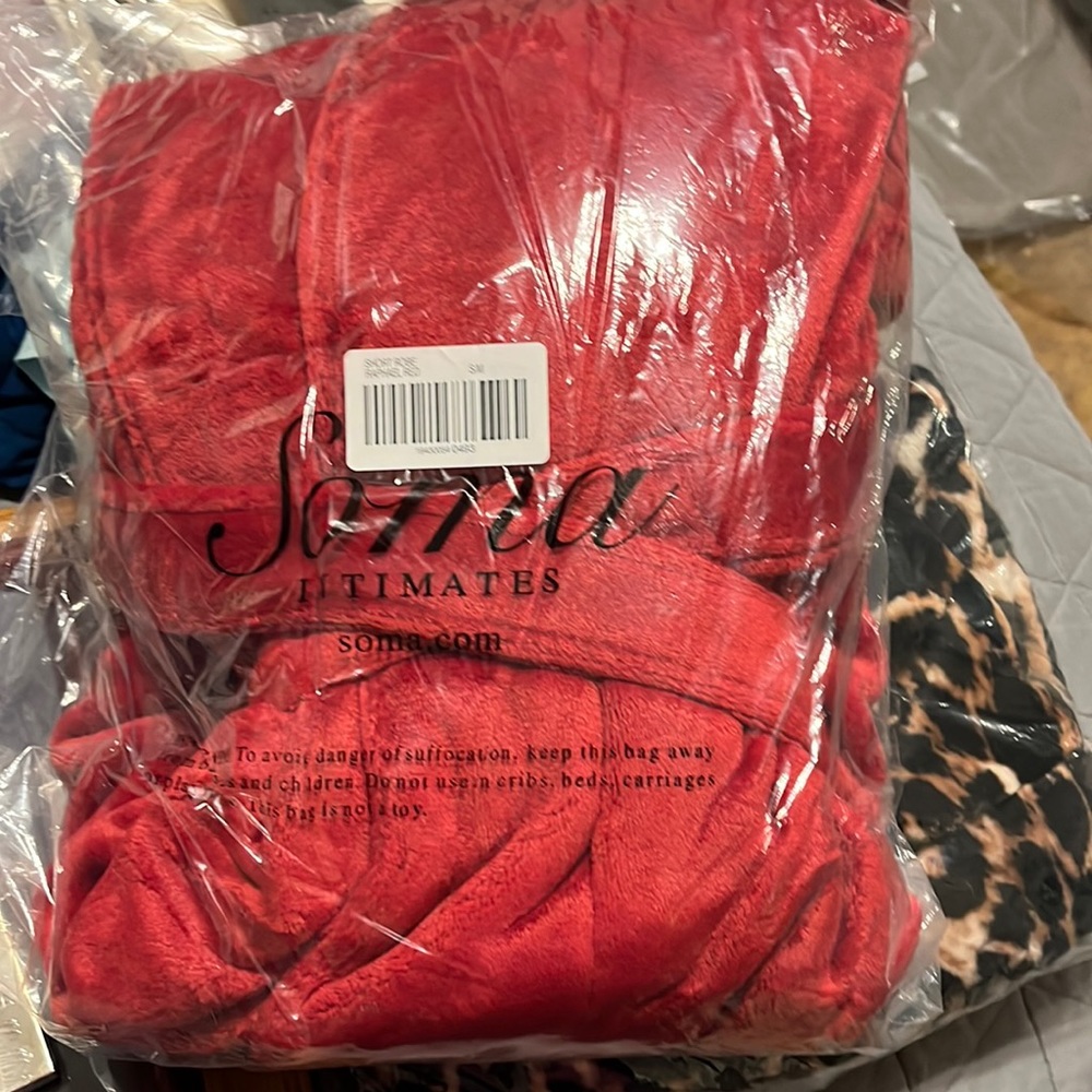 Soma short robe. Plush red